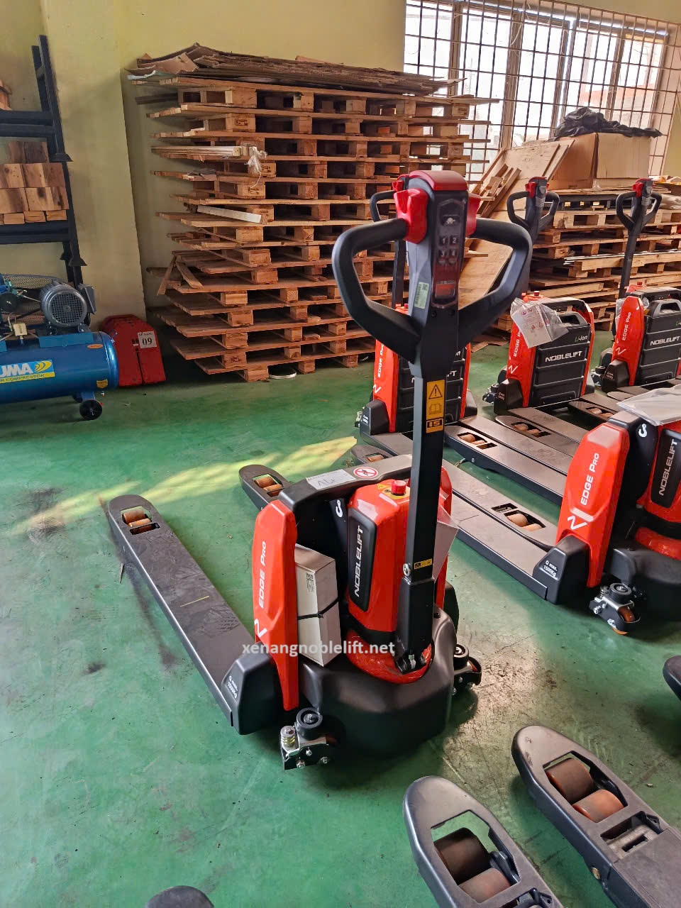 xe-nâng-tay-điện-thấp-Noblelift.jpg (373 KB)
