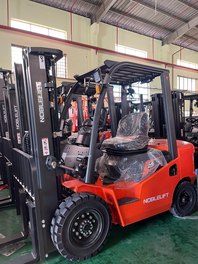 Xe nâng dầu 2.5 tấn Noblelift