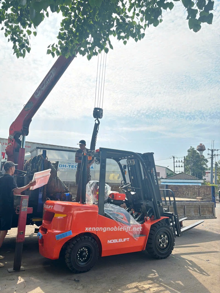 Xe nâng dầu 3500kg Noblelift 