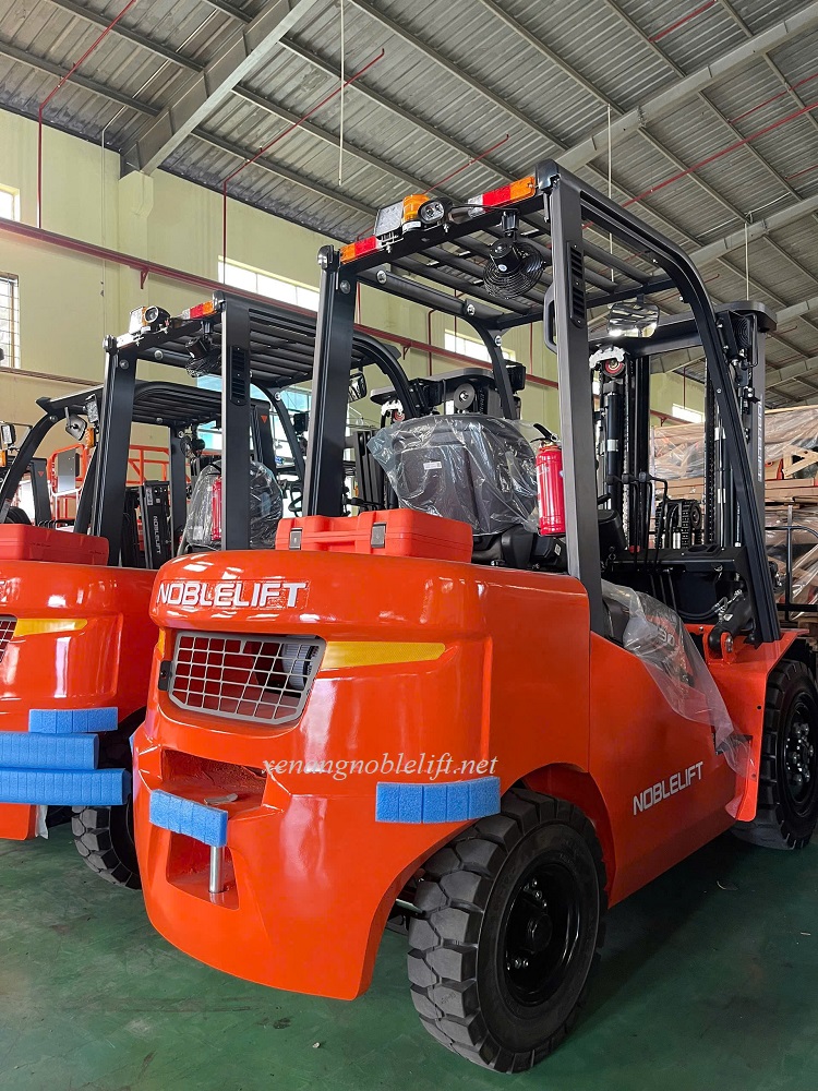 Xe nâng dầu Noblelift 2500kg 