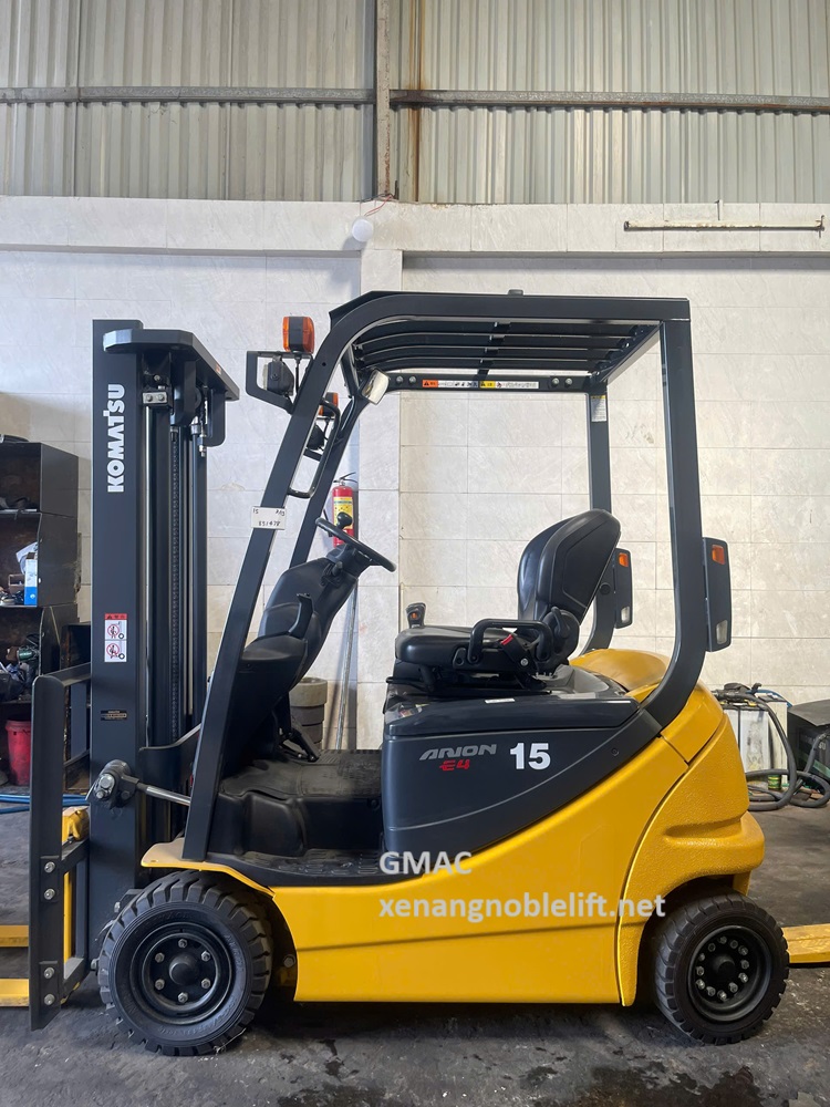 Xe nâng điện cũ làm việc trong container 
